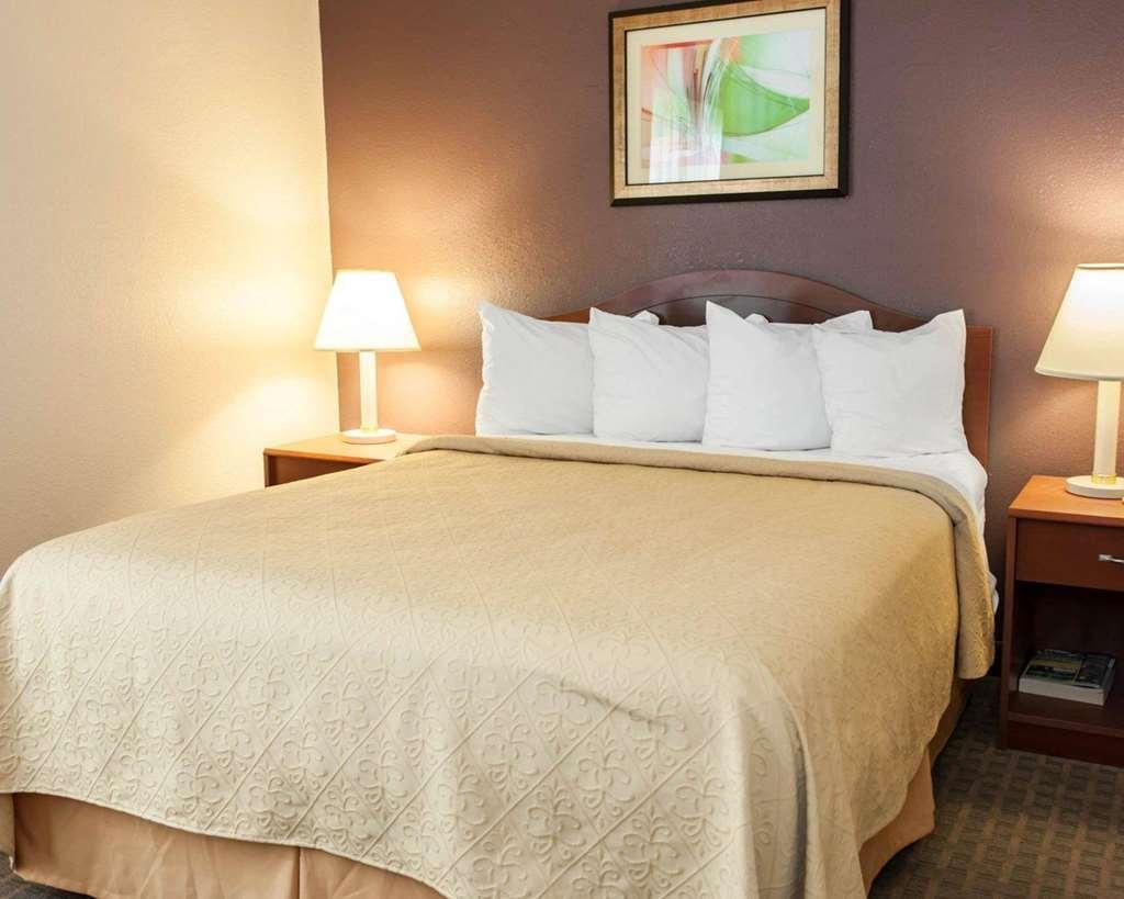 Quality Inn And Suites Indianapolis Room photo