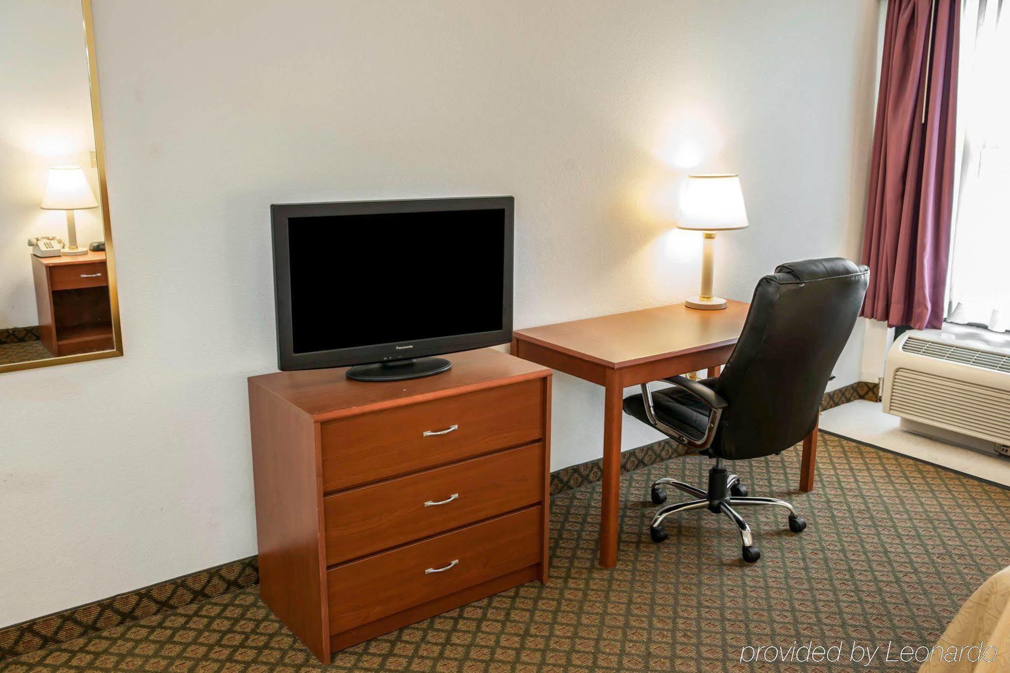 Quality Inn And Suites Indianapolis Exterior photo
