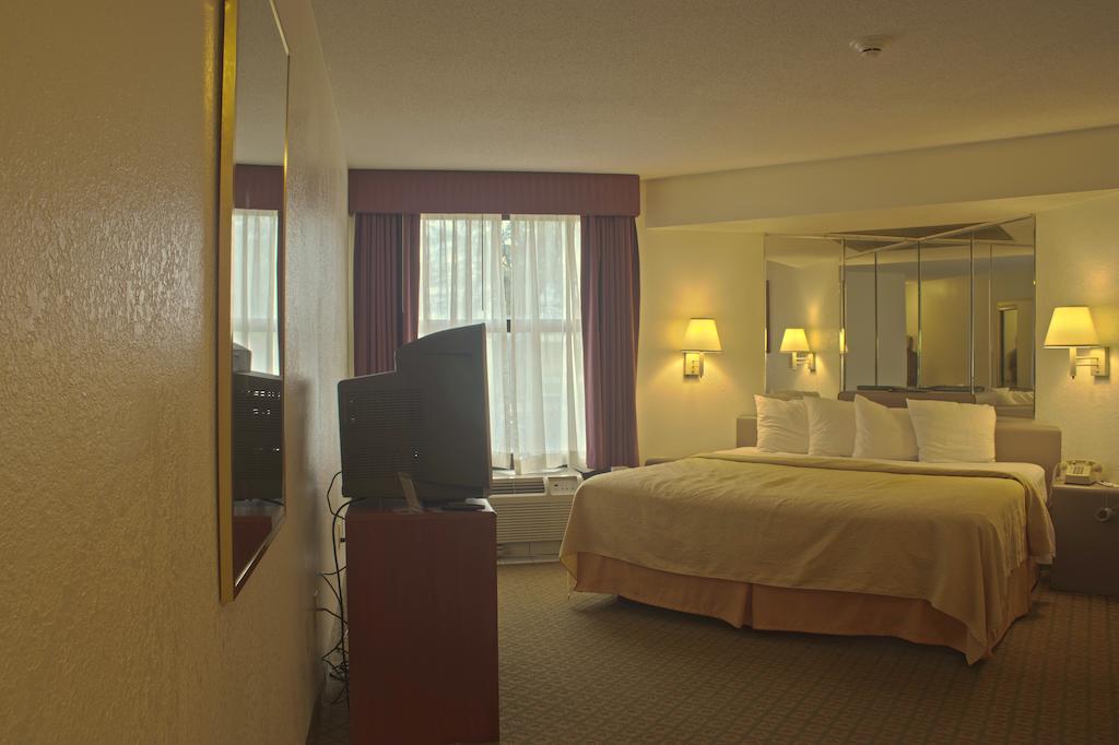 Quality Inn And Suites Indianapolis Exterior photo