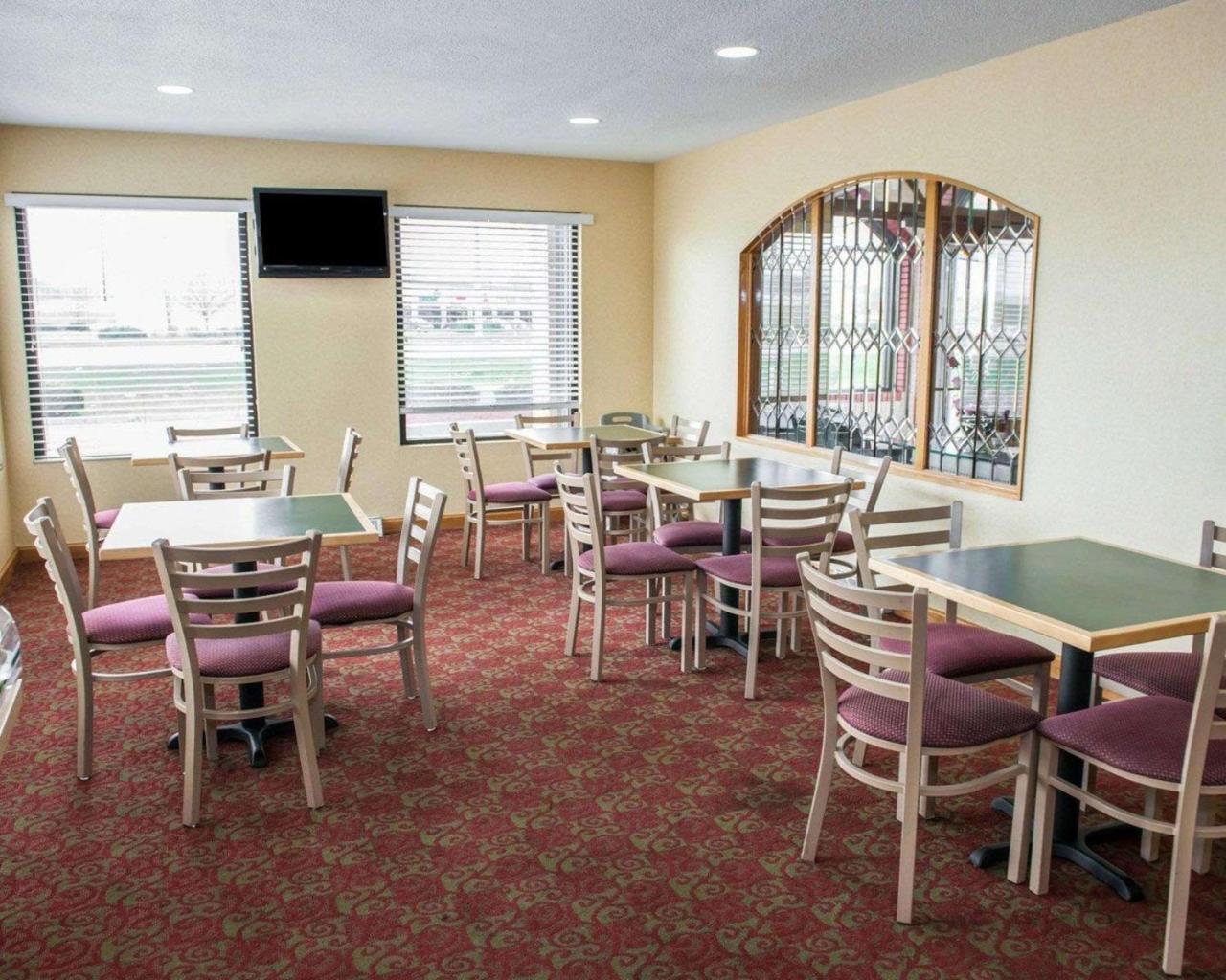 Quality Inn And Suites Indianapolis Exterior photo